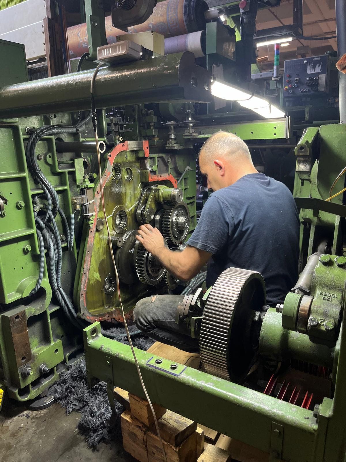 Adjustment and repair on the loom